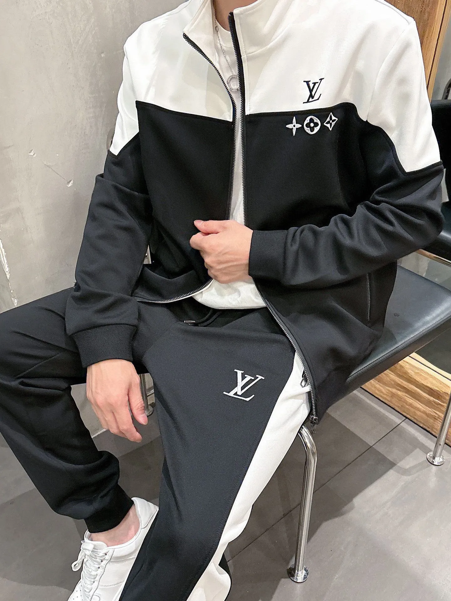 [LV Louis Vuitton] Hot-selling suit is coming. Focus on the original version of the official website. 2025 new hot-selling cardigan and sweatshirt suit. The original order is the best 🇭🇰. It is the meticulous work of top designers. It has a fitting and perfect upper body effect. All-natural high-quality Tencel Roman cotton 100%, close-fitting comfort, noble and elegant! Original hardware embodies elegance and nobility! Counter size: M-3XL (maximum wear up to 190 pounds)